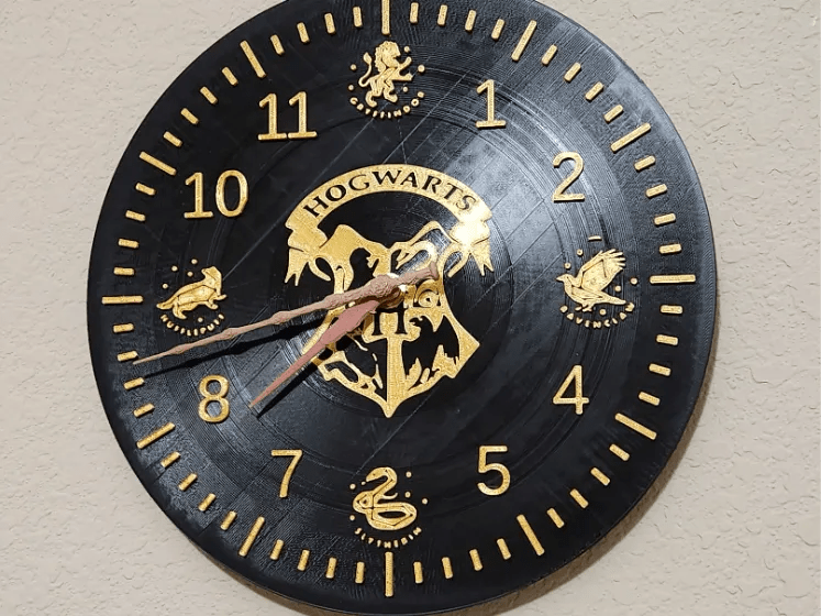Black & Gold Hogwarts Emblem Clock - Stampa3D